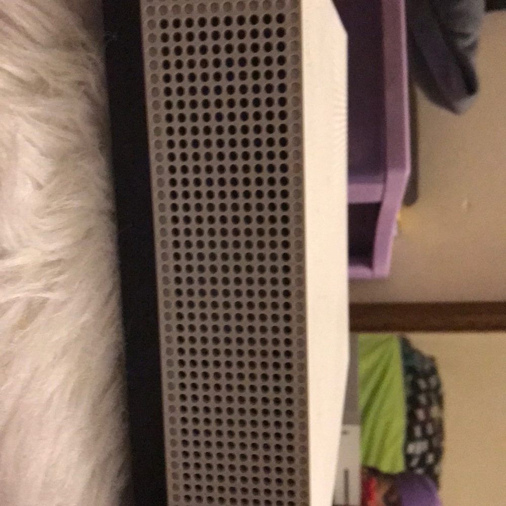 xbox One S - Picture 2 of 4